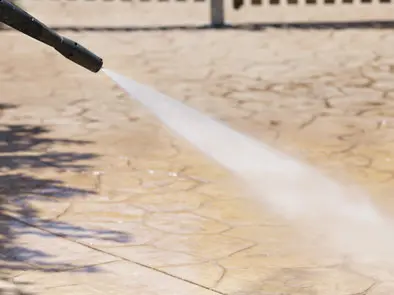 Lavando el hormigón impreso con agua de alta presión